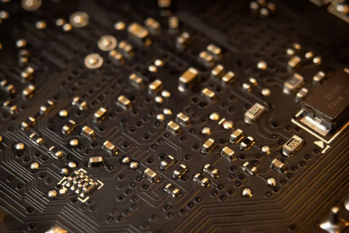 Електронна плата з мікросхемами і SMD-компонентами крупним планом